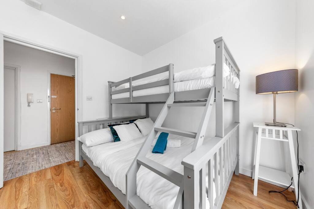 3 Bedroom Flat In Haymarket London Sleeps 14 Hy1 Екстериор снимка