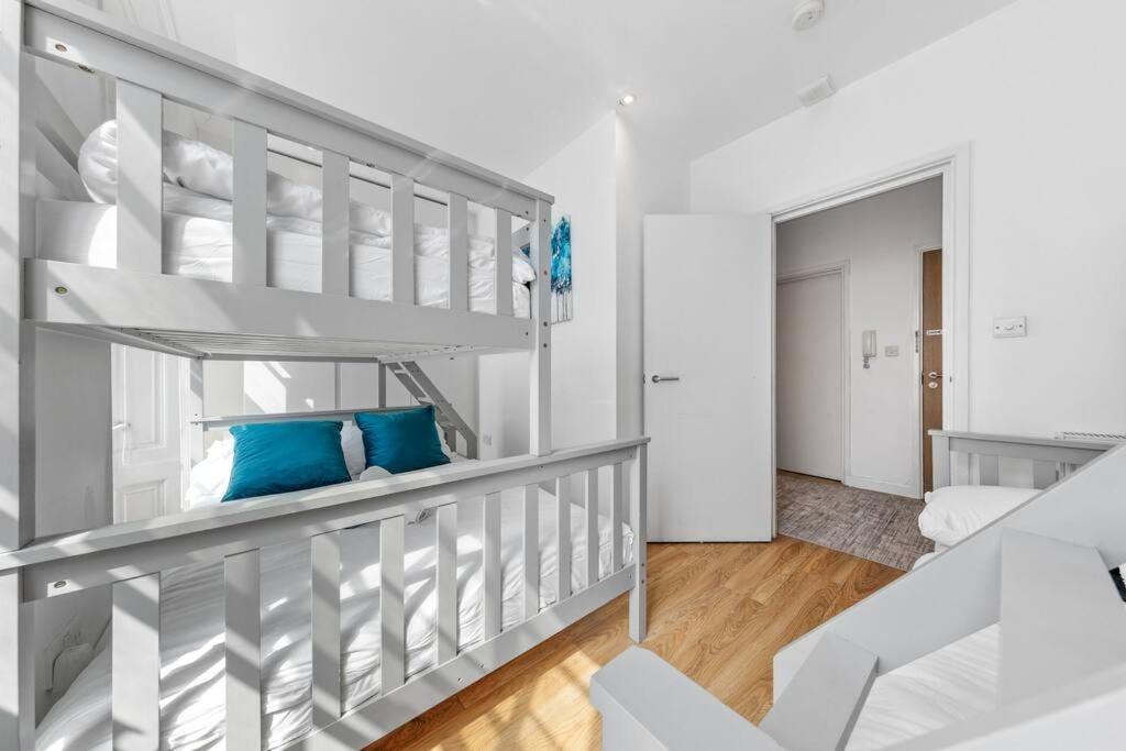 3 Bedroom Flat In Haymarket London Sleeps 14 Hy1 Екстериор снимка