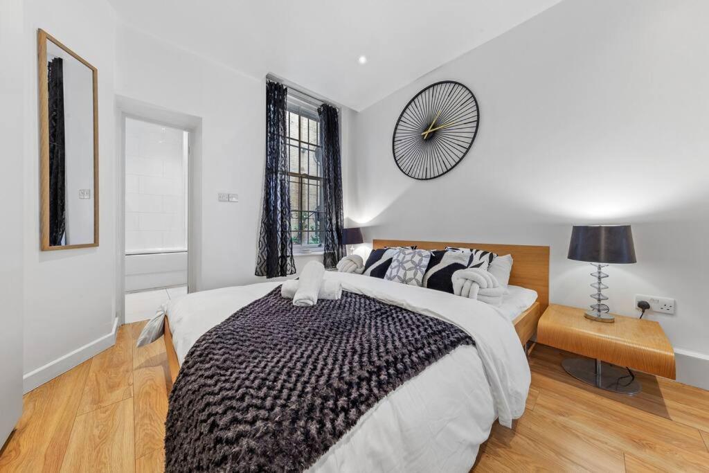 3 Bedroom Flat In Haymarket London Sleeps 14 Hy1 Екстериор снимка